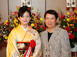 原江里菜（左）と伊藤勇気