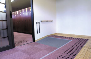コース側の採光による明るさだけでなく、調度もカジュアル感覚。16卓