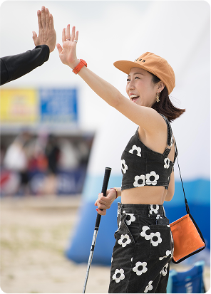 仲間とハイタッチする女性