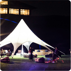 屋外テントがある夜のゴルフイベント風景