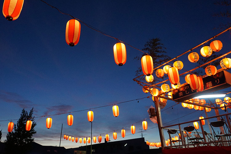 夜のゴルフ場で夏祭り：夜のゴルフ場で行われる夏祭りの提灯ライトアップ