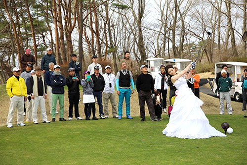 ドレス姿で始球式 ゴルフ大好きカップルの結婚式とは ゴルフダイジェスト社