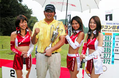 優勝した山田選手はシャンパンファイトでずぶ濡れに