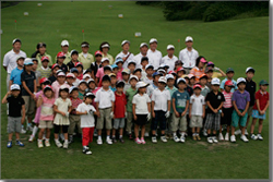 “はじめてのゴルフ”を体験するために、多くの子供たちが集まった