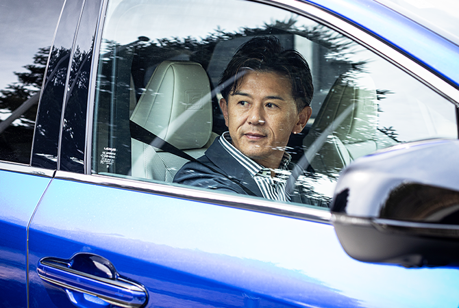 SUV向けタイヤ ALENZA LX200を運転する近藤プロ