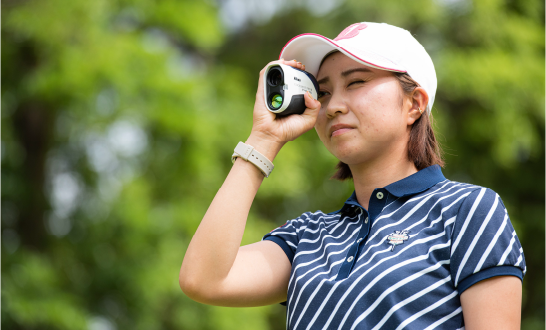 PRO II STABILIZED でピンフラッグを計測する鶴原弘高氏と小澤裕介氏