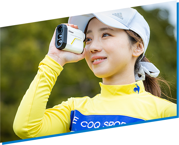 ゴルフ練習場でニコンの最新レーザー距離計COOLSHOT 20i GIIIを構える能登有沙さん