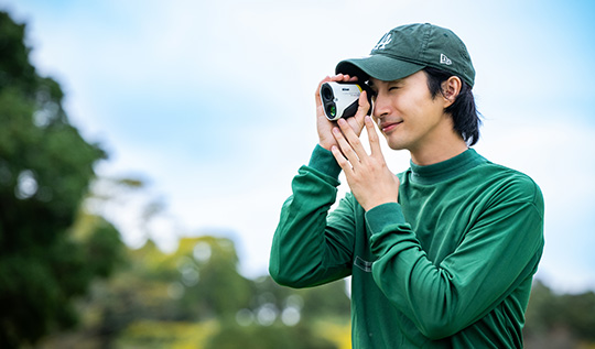 COOLSHOT PROIII STABILIZED（ニコン クールショットプロ3）でハザードまでの距離を計測する様子