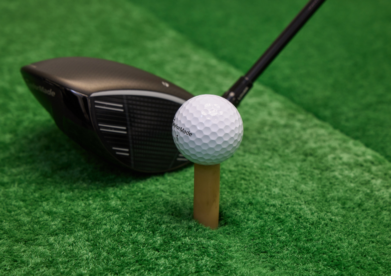 TP5・TP5x テーラーメイド最新ボールをGOLFTECコーチが試打検証している様子