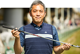 モーダス 115を試打する石井良介プロ