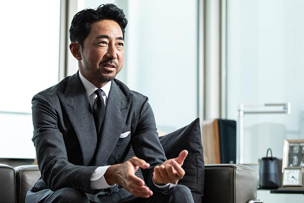 日本シャフト特集 流行よりも本質を干場義雅がこだわるグレーのスーツとメイド・イン・ジャパン