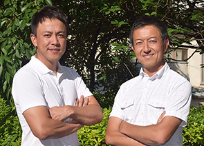 左から吉田、菅田